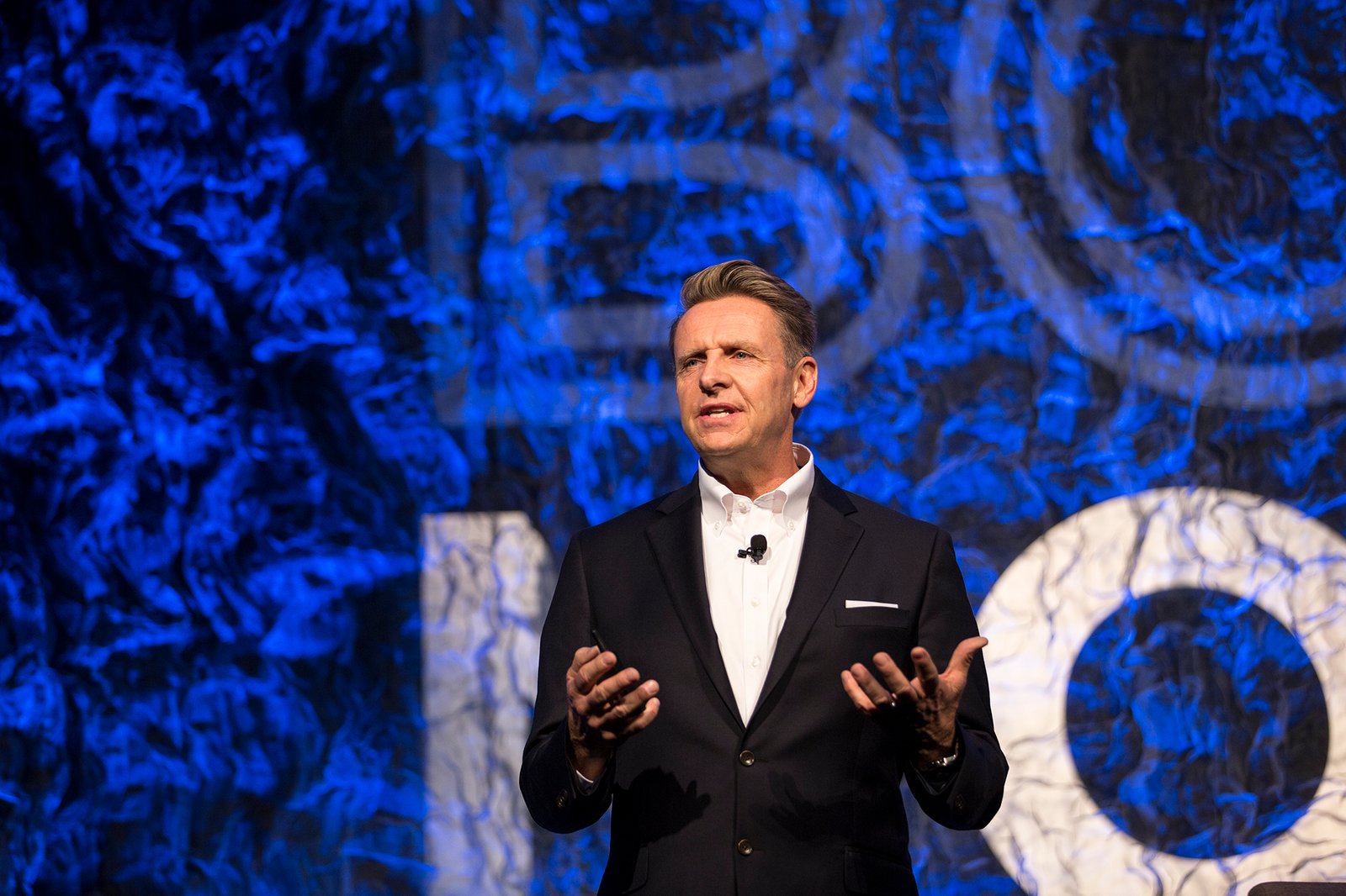 How to Select the Best Leadership Keynote Speaker in 2026