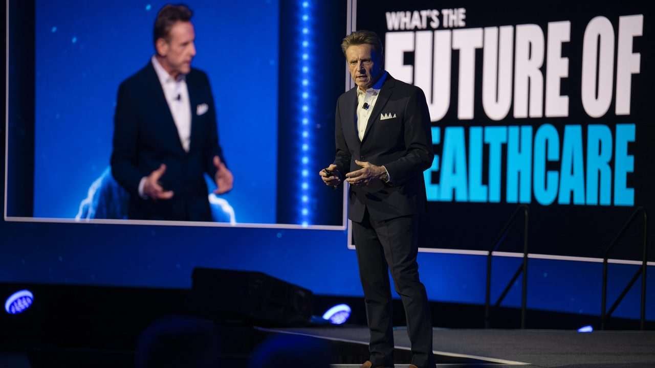 Nicholas Webb on stage: Keynote with Energy, Content and Fun